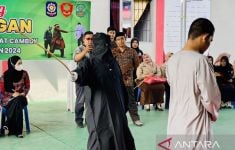 Momen Algojo Hukum Cambuk Pelaku Judol, Lihat - JPNN.com