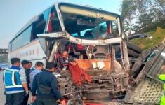 Bus Harapan Jaya Hantam Pantat Truk di Tol Batang, Begini Kondisinya - JPNN.com