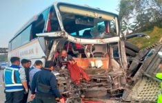 Bus Tabrak Truk di Tol Batang, 6 Orang Luka - JPNN.com