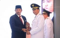 Nana Sudjana Minta Pj Bupati Brebes & Banyumas Sukseskan Penyelenggaraan Pilkada 2024 - JPNN.com