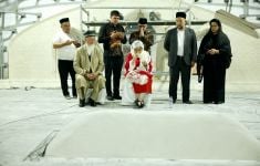 Di Hadapan Makam Imam Al-Bukhari, Megawati Menitikkan Air Mata - JPNN.com