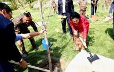 Di Tanam Soekarno Uzbekistan, Megawati Menanam Pohon Platanus Orientalis - JPNN.com