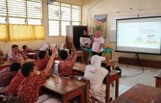 Tingkatkan Minta Baca Pelajar, JIEP Bagikan 350 Buku Bacaan - JPNN.com