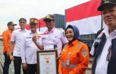 Pasang Bendera Terbanyak di Rangkaian Gerbong, KAI Divre III Palembang Raih Rekor MURI - JPNN.com