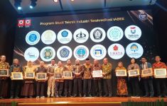 Menteri Airlangga Hartarto Terima Penghargaan Minister Lifetime Achievement Awards - JPNN.com