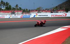 Sprint MotoGP Indonesia Penuh Drama, Martin Tumbang, Pecco Juara, Marquez Ketiga - JPNN.com