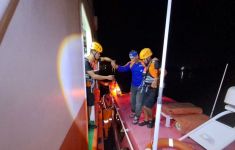 SAR Pangkalpinang Mengevakuasi 8 Pemancing yang Terombang-ambing 5 Jam di Laut - JPNN.com