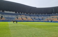 Kementerian PUPR Fokus Benahi Rumput dan Pencahayaan di Stadion GBLA - JPNN.com