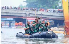 Jenderal Maruli Masuk ke Kali, Ciliwung Makin Bersih - JPNN.com