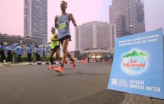 Sediakan 22 Water Station, Le Minerale Penuhi Hidrasi Para Pelari di Jakarta Running Festival 2024 - JPNN.com