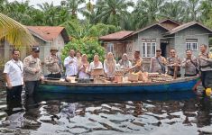 Polres Rohil Beri Layanan Kesehatan dan Sembako untuk Korban Banjir di Kubu Babussalam - JPNN.com