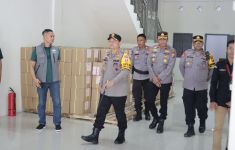 AKBP Asep Terapkan Pengamanan Berlapis di Gudang Logistik Pilkada Siak - JPNN.com