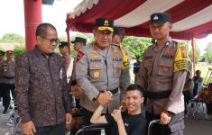 Polda Kalteng dan Kemensos Salurkan 30 Kursi Roda ke Penyandang Disabilitas - JPNN.com