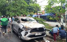 Hujan Deras di Jalan Cisadea Bandung, Pohon Tumbang Hingga Timpa 5 Mobil dan Warga - JPNN.com