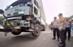 Momen Mencekam Truk Kontainer Tabrak Lari Belasan Kendaraan di Tangerang, Mengerikan - JPNN.com