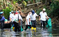 Menteri LH Hanif Faisol Terjun Langsung Bersihkan Sampah di Kali Cipinang - JPNN.com