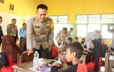 Polres Banyuasin Bagikan 300 Paket Makanan Bergizi Gratis ke Siswa SDN 17 Tanjung Lago - JPNN.com