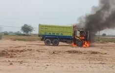 Gilas Kaki Bocah SD di Teluknaga Tangerang, Truk Dibakar Warga - JPNN.com