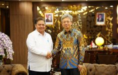 Menko Airlangga Terima Kunjungan Dubes Tiongkok, Bahas Program ''Two Countries Twin Parks' - JPNN.com