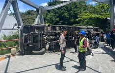 Truk Pupuk dan Tepung Bertabrakan, Lintas Sumbar-Riau Sempat Macet Total - JPNN.com