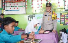 Momen Wakapolda Riau Brigjen K Rahmadi Turun ke SD Dukung Program Makan Bergizi Gratis - JPNN.com