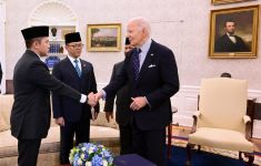 Lihat, Sikap Mayor Teddy Saat Prabowo Memperkenalkannya ke Joe Biden - JPNN.com