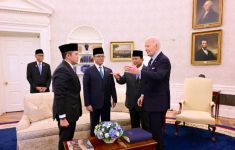 Momen Seskab Teddy Dampingi Presiden Prabowo Temui Presiden Joe Biden di Gedung Putih - JPNN.com