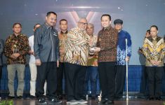 Pj Gubernur Agus Fatoni Terima Anugerah Sahabat Pers Award dari SPS Sumut - JPNN.com