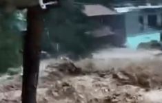 Banjir Bandang Melanda Sejumlah Desa di Wilayah Selatan Karawang - JPNN.com