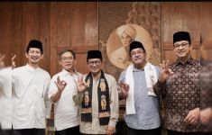 Anies Baswedan Berpose 3 Jari Bareng Pramono-Rano Karno - JPNN.com