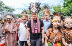 Blusukan Bareng Septinus Lobat, Kaesang Disangka Gibran di Pasar Sorong - JPNN.com