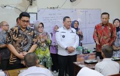 Dukung Program Pemerintah, Pemkot Palembang Bagikan Makanan Bergizi Gratis ke Pelajar SMP 10 - JPNN.com