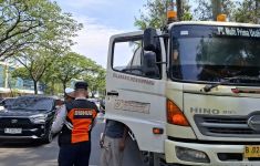 Operasi Gabungan Pemkot Tangsel, Puluhan Truk Pelanggar Jam Operasional Terjaring - JPNN.com