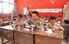 Kapolres Banyuasin Membagikan Makanan Bergizi Gratis untuk Siswa SDN 13 Air Kumbang - JPNN.com