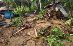 Mensos Gus Ipul Beri Bantuan Biaya Perbaikan Rumah Kepada Korban Longsor di Padang Lawas - JPNN.com