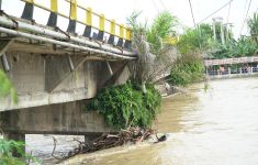 Jembatan Sungai Rokan Miring, Kendaraan Berat Dilarang Melintas - JPNN.com