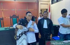 Guru Honorer Supriyani Divonis Bebas, Baju Seragam SD dan Sapu Ijuk Dikembalikan - JPNN.com