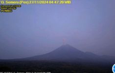 Gunung Semeru Erupsi 3 Kali, Tinggi Letusan hingga 1.000 Meter - JPNN.com