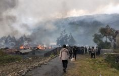 Bentrok Antar-Massa Pendukung Paslon, 40 Rumah Dibakar , 94 Orang Terkena Panah - JPNN.com