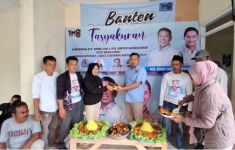 Tim 08 Prabowo Potong 57 Ekor Ayam Putih untuk Syukuran Kemenangan Andra - Dimyati Versi Hasil Hitung Cepat - JPNN.com