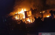 Kebakaran Melanda Rumah Padat Penduduk di Tanah Abang, Ini Dugaan Penyebabnya - JPNN.com