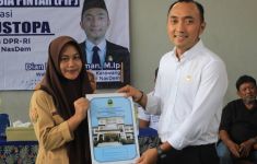 Wakil Ketua DPRD Karawang Memberikan Bantuan Beasiswa PIP - JPNN.com