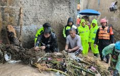 Polri Evakuasi Ibu & Bayi yang Terjebak Banjir Bandang di Sukabumi - JPNN.com