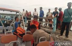 Tim SAR Evakuasi 5 Penumpang Perahu yang Mati Mesin di Tanjung Borang Maluku - JPNN.com