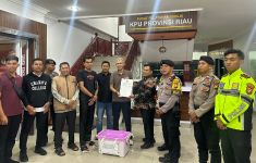 Dikawal Ketat Petugas, Logistik Pilgub Riau 2024 dari Rohul Tiba di KPU Provinsi - JPNN.com