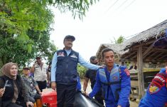 Mensos Gus Ipul Naik Perahu Karet untuk Salurkan Bantuan Korban Banjir di Pandeglang - JPNN.com