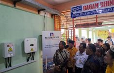 Dorong Transisi Energi, PT Paiton Energy Mendonasikan PLTS Atap di 3 Sekolah - JPNN.com