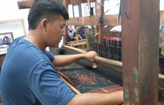 Kain Tenun Tajung Wastra Palembang Tetap Eksis di Tangan Pengrajin Legendaris - JPNN.com