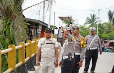 Jelang Nataru, Dirlantas Polda Riau Cek Jembatan Sungai Rokan yang Alami Kemiringan - JPNN.com