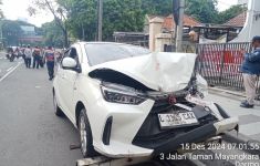 Mobil Agya Tabrak Suroboyo Bus di Jalan Setail, 2 Orang Luka - JPNN.com